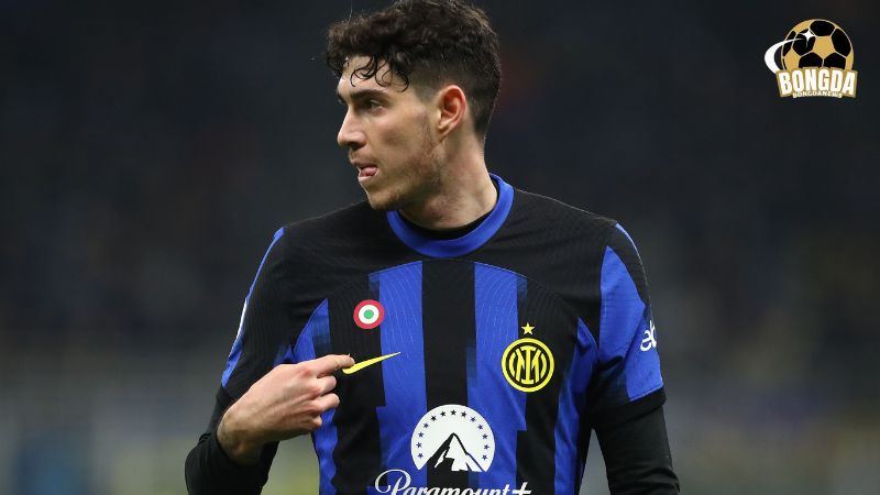 8. Hậu vệ hay nhất thế giới Bastoni (Inter Milan)