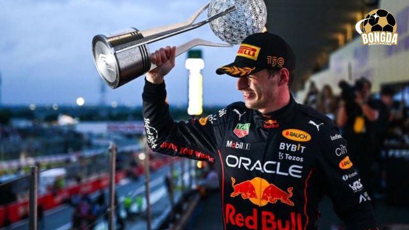 Max Verstappen bảo vệ thành công danh hiệu vô địch F1